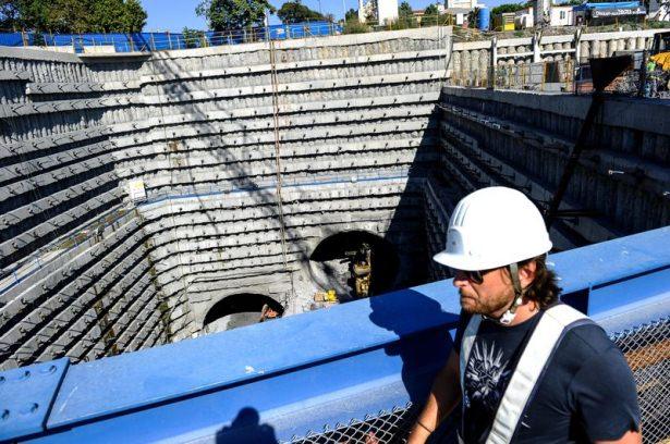 <p>İstanbul'un trafik sorununun çözümüne ve İstanbul Boğazı karayolu geçişine katkı sağlamak amacıyla yap-işlet-devret modeliyle ihale edilen projede İstanbul Boğazı altındaki tünel açma çalışmaları, 19 Nisan 2014'te Cumhurbaşkanı Erdoğan'ın katılımıyla Haydarpaşa şantiyesinde düzenlenen törenin ardından başladı.</p>