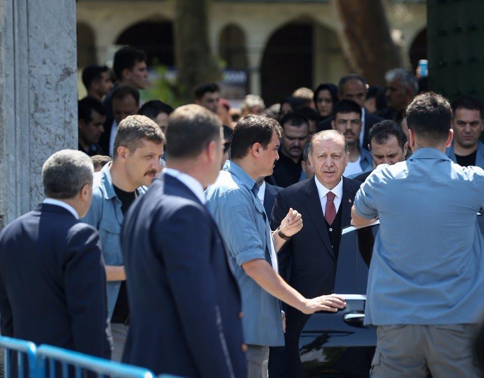<p>Mutlaka haksızlıklar olabileceğini ama bunun alt yapısının araştırılacağını söyledim. Dolayısıyla içeri girmişse illaki bir nedeni vardır ki şu anda bu durumdadır” dedi.</p>