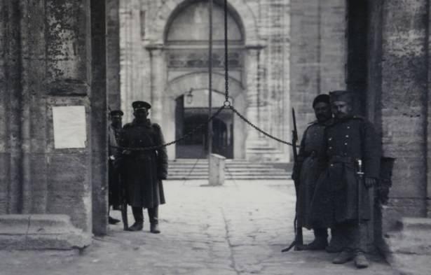 <p>&nbsp;Fotoğrafta, işgal sonrası Selimiye Camisi'ndeki Bulgar askerleri.&nbsp;</p>
