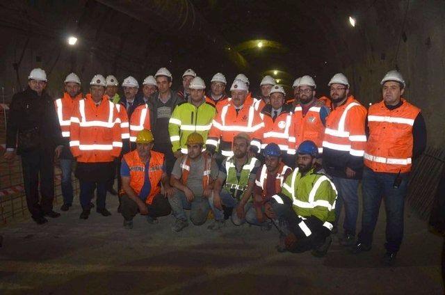 <p>Bakan Ahmet Arslan, tünele İzmir tarafından girip, toplamda 4 kilometrelik olacak tünelde 2 kilometre 200 metre kadar ilerlenen tünelde incelemelerde bulundu.</p>

<p> </p>
