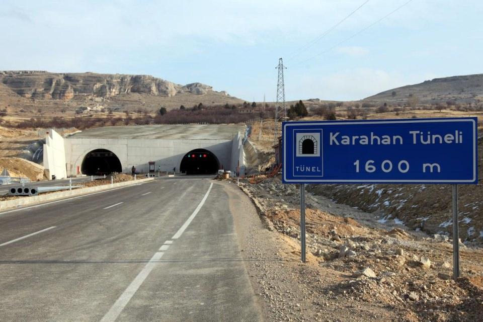 <p>Kontrollü olarak ambulans ve polis araçlarının geçişine izin verilen tünelin havalandırma, aydınlatma, yangın tertibatı, güvenlik kameraları montajları yapılıyor. </p>

<p> </p>
