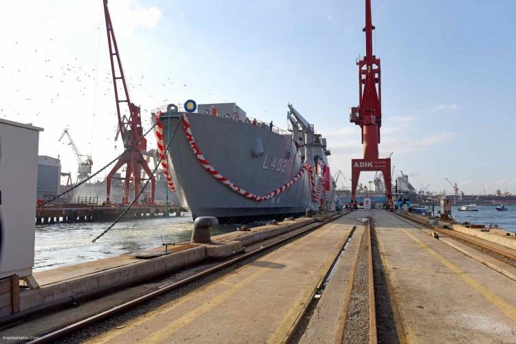 <p>TCG Bayraktar (L-402), tamamen Türkiye'de inşa edilmiş yerli ve milli amfibi tank çıkarma gemisidir.</p>