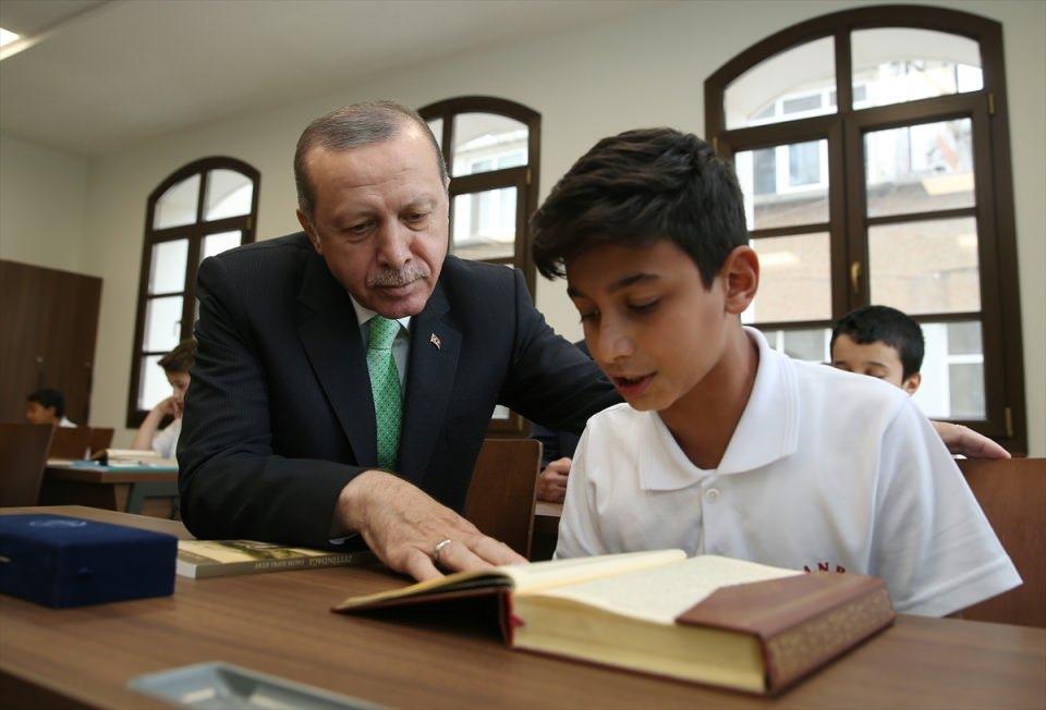 <p><strong> "Okulun gönül dünyamdaki yeri bambaşkadır"</strong></p>
<p>Cumhurbaşkanı Recep Tayyip Erdoğan, açılışı yapılan okulun İstanbul'un tüm renklerini içinde barındıran bir semtte bulunmasının da önemli olduğuna vurgu yaparak, şunları kaydetti:</p>