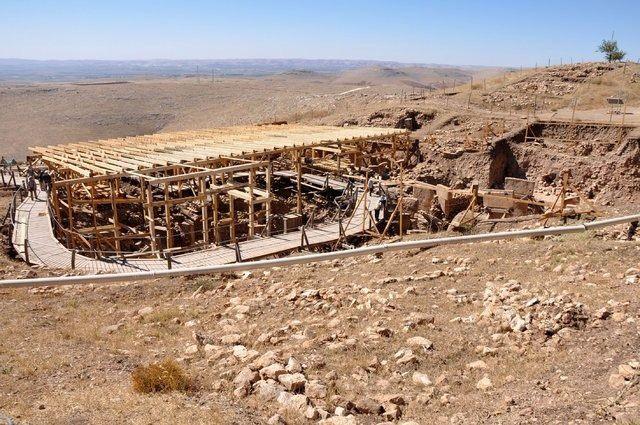 <p>Göbeklitepe’de bulunan henüz sadece 6 tanesi gün ışığına çıkarılmış, toplam 20 adet olduğu belirlenen bu üzeri açık yapıların dini amaçlı yapılmış olduğu biliniyor. </p>
<p> </p>
<ul>
</ul>
<ul>
</ul>