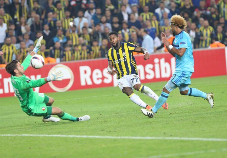 <p>Fenerbahçe'ye gelmesinden bu yana kısa sürede gösterdiği müthiş performansla taraftarın sevgisini kazanan Lens, son Feyenoord maçında da izleyenleri kendisine hayran bıraktı.</p>