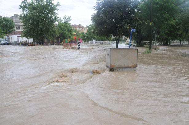 <p>Marmara 1956'dan bu yana böyle yağış görmedi.Uzunköprü sadece 24 saatte 136,4 kilogram yağış aldı. 2 günlük yağış ise 217,4 kilogramı buldu.</p>

<p> </p>
