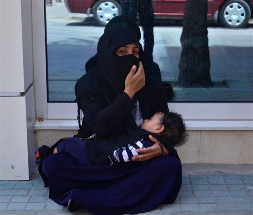 <p>Her zamanki gibi pis bir eşofman giydirilmiş bebeğe baktım. Sabahtan akşama kadar kirli bir metro istasyonunda bir çocuğun bu kadar sakin durmasını garipsedim. Bebek uyuyordu. Ağlamıyordu, hıçkırmıyordu veya bağırmıyordu, sadece başını annesinin dizlerine gömmüş uyuyordu.</p>
<p> </p>