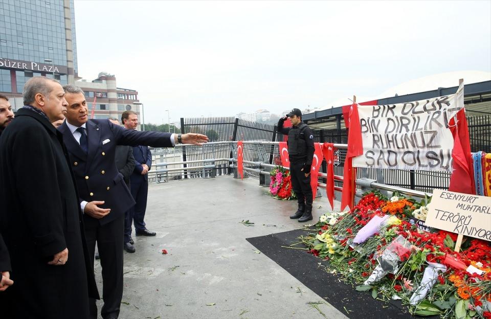<p>Cumhurbaşkanı Recep Tayyip Erdoğan, terör saldırısının gerçekleştiği Beşiktaş'taki "Şehitler Tepesi" adı verilen yerde incelemelerde bulundu. </p>