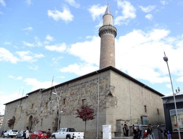 <p>Tarihi ve kültürel zenginlikleriyle ön plana çıkan Erzurum'daki asırlık camilerde ramazan hazırlıkları tamamlandı. Kentte asırlardır ezan sesinin yankılandığı Osmanlı ve Selçuklu dönemlerinden kalma camiler, 11 ayın sultanı ramazan için hazır hale getirildi.Fotoğrafta tarihi Ulu Cami görülüyor.</p>