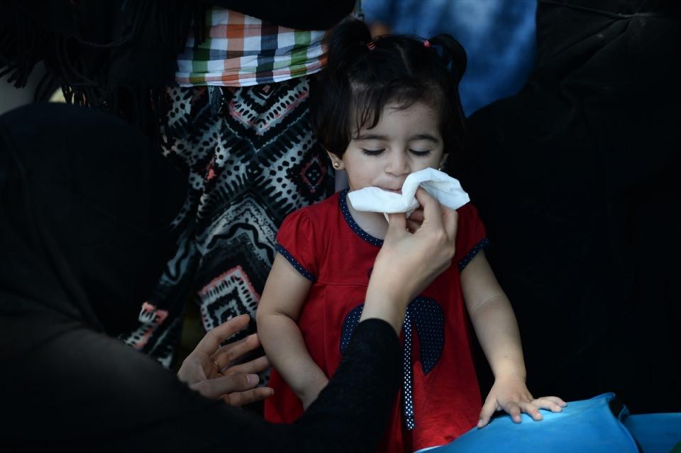 <p>Yaklaşık 1 yıl sonra ülkesine dönmenin heyecanını yaşayan Hüseyin Rüstem, "Yaşadığımız yer teröristlerden temizlendi onun için geri dönüyoruz. Anamızı, babamızı özledik. Ailem orada, ben burada tek başınaydım. 'Savaş kalmadı' diyorlar, o nedenle gidiyorum. Çobanbey köyündenim. Türk askeri, Cumhurbaşkanı Erdoğan sağ olsun. Bizi IŞİD'ten kurtardılar." diye konuştu. </p>

<p> </p>
