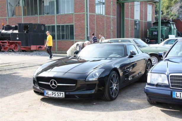 <p>Mercedes severler Almanya'nın Hattingen kentinde buluştu. Mercedes kulübü tarafından her sene düzenlenen etkinlik kapsamında Mercedes klasikleri ve son model Mercedes'ler bir araya geldi. İşte o otomobiller....</p>
<p> </p>