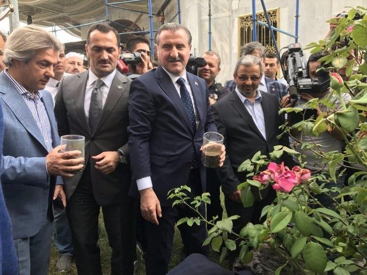 <p>Sultan Alparslan'ın ve Fatih Sultan Mehmet'in ve fetihlerinin hatırlanmasının önemine işaret eden Yıldız, bundan sonra her yıl Malazgirt'te de kutlama ve anmaları gerçekleştireceklerini kaydetti.<br />
<br />
<strong>Yıldız, Sultan Alparslan'ın ordusundaki ruhun, Çanakkale'de ve 15 Temmuz'da var olduğunu anlatarak, şöyle devam etti: </strong><br />
<br />
<span style="color:#FFD700"><strong>'1071'DE MAYALANAN RUH 15 TEMMUZ'DA GÖRDÜĞÜMÜZ RUHTUR' </strong></span></p>
<p>"15 Temmuz, o püskürtme harekatında nasıl liderlik yapan bir Cumhurbaşkanımız varsa, Sultan Alparslan'ın Malazgirt'te yiğitliği, duruşu ve cesaretiyle hatta tarihçilerin kaydettiği üzere atının kuyruğunu bağlamak üzere savaş meydanında zafere kadar geri dönmeyeceğini ifade eden kararlılığı ortaya koymuştur. Aynı kararlılık Sayın Cumhurbaşkanımızın 15 Temmuz'da 'Şu anda havalimanında halkımla buluşmaya gidiyorum.' demesiyle aynıdır. Demek ki 1071'de Anadolu'da mayalanan ruh 15 Temmuz'da gördüğümüz bu ruhtur."</p>
