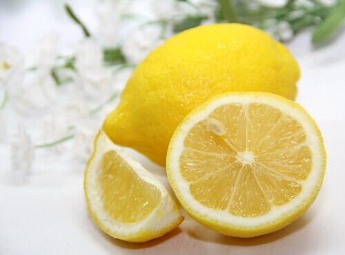 <p>Limon ise potasyum ve folik asit açısından daha zengindir.</p>