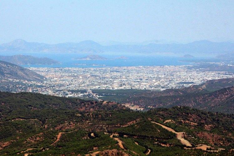 <p>Körfezdeki teknelerin çamura saplanmamak için belli rotalarda zikzaklar çizerek ilerleyebildiği belirtildi.</p>
<p> </p>
