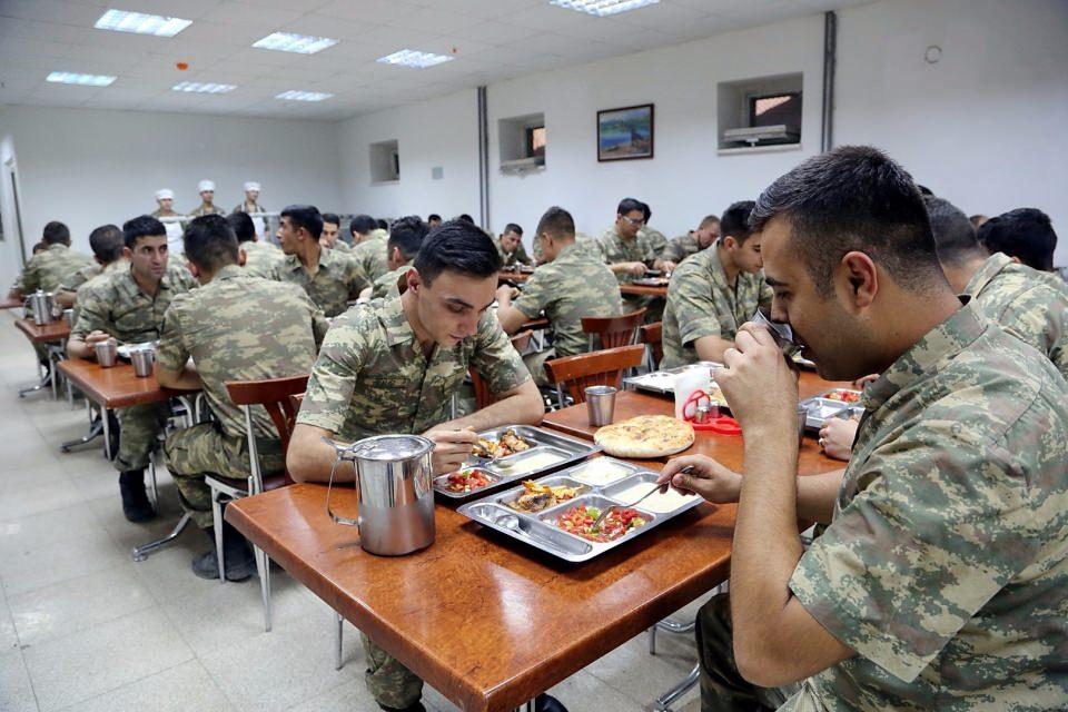 <p>Yemek saatinde buraya gelen rütbeli asker ve erler aynı sıraya girerek yemeklerini alıyor. Yemek sırasında erler, aynı zamanda masalarına oturdukları komutanlarıyla da sohbet etme imkanı buluyor. Tabur görevlisi bir er "Taburumuzda yemekler silah arkadaşlarımız tarafından yapılıyor. Burada çıkan yemekler çok memnunuz" dedi.</p>

<p>Erlerle birlikte aynı masada bulunan bir teğmen ise " Yemeklerden gayet memnunuz. Yemekler kalori ölçümü yapılarak hazırlanıyor. " diye konuştu.</p>

<p> </p>

<p> </p>
