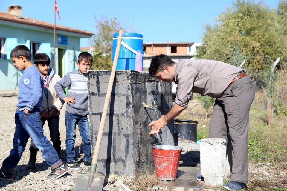 <p>Diyarbakır'ın Sur ilçesi Kapaklıpınar Köyü İlkokulu'nda öğretmenlik yapan Muhammet Musab Gümüş, başlattığı projeyle okulu modern bir eğitim yuvasına dönüştürdü.</p>
<p> </p>