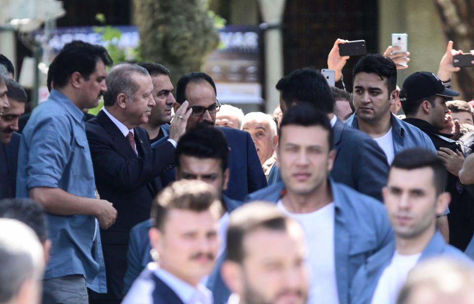 <p> Daha sonra kendileri yanlarına çağırdığında hukukçu olduğumu söyledim. Her zaman yanlarında olduğumu söyledim. </p>