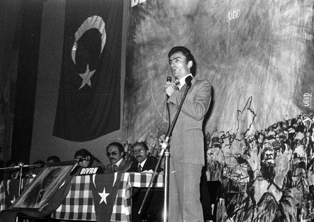 <p>Ülkücü Gençlik Derneği Genel Başkanı Yazıcıoğlu, 04 Kasım 1978'de Ülkücü Gençlik Derneği'nin kongresinde konuşma yaparken...</p>
