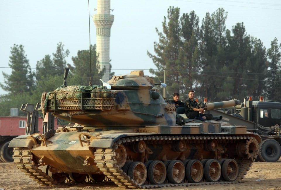 <p><span style="color:#FFD700"><strong>7 PKK/PYD ve DAEŞ bu harekâta nasıl tepki verecek?</strong></span><br />
<br />
Beklendiği gibi PKK/ PYD unsurları ve DAEŞ, Türkiye'ye çok sert tepki verdiler. Fırat Kalkanı operasyonunu başlamasıyla her iki terör örgütünün bileşenleriyle sıcak çatışmaya girilirken, DAEŞ ciddi bir direnç gösteremeden Cerablus'tan çekilmek durumunda kaldı. </p>
