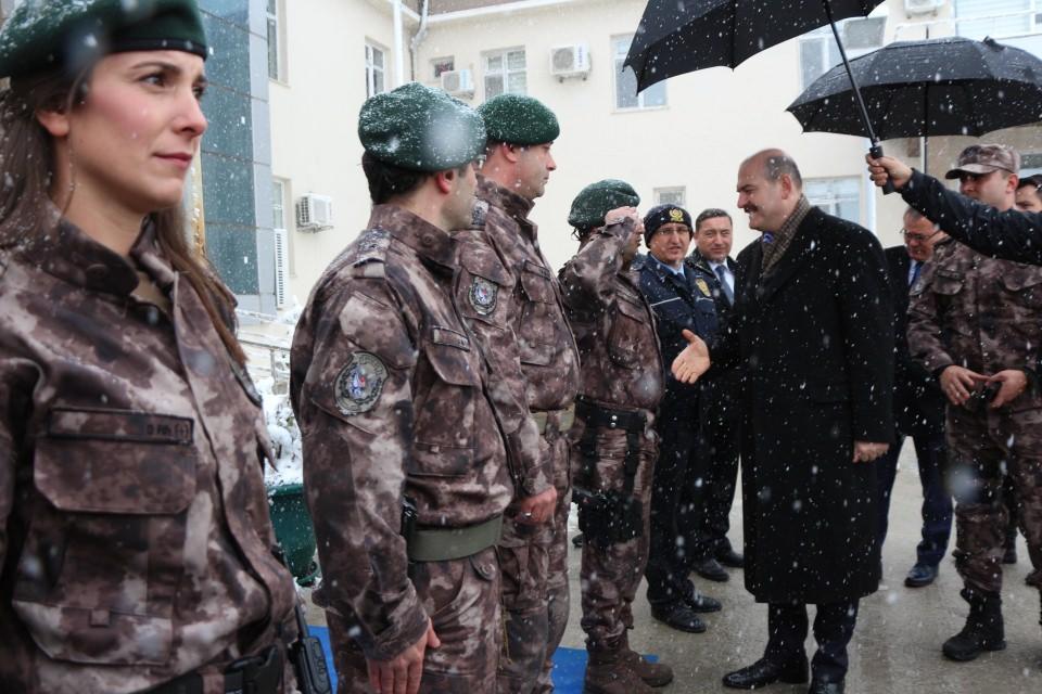 <p><em><strong>Tilmerç Mahalmesi'ndeki Özel Hareket Şube Müdürlüğü'nde özel hareket polisleriyle kahvaltı yapan Bakan Soylu, yaptığı konuşmada şunları söyledi:</strong></em></p>
<p>"Bilmenizi isterim ki terör örgütleri DAEŞ, PKK, KCK, FETÖ, DHKP-C hepsi, top yekün birlikte ve bir arada hareket ediyorlar.</p>