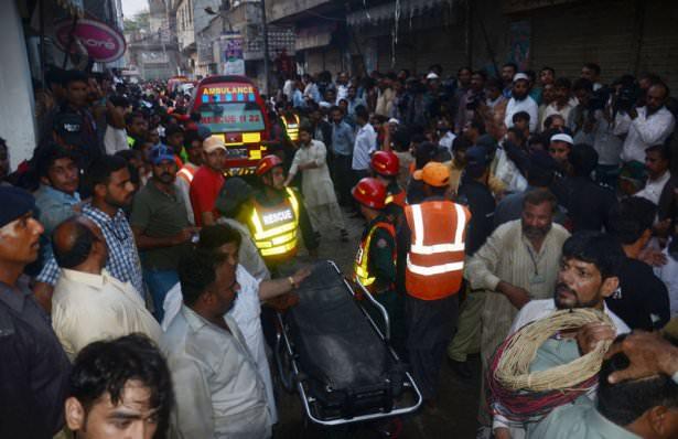 <p>Hanafiyyah isimli caminin &ccedil;atısının &ccedil;&ouml;kmesinin ardından şu ana kadar 24 kişinin cesedine ulaşılırken, halen enkaz altında insanlar olduğu a&ccedil;ıklandı.</p>
