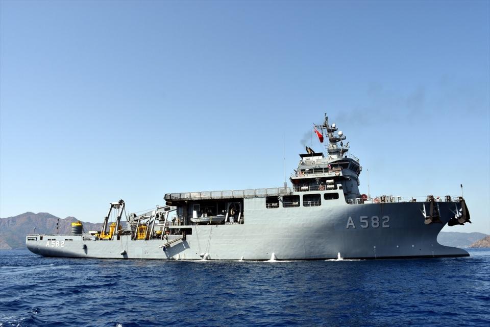 <p>Marmaris açıklarında gerçekleştirilen "Dynamic Monarch-17" tatbikatında, Türk Deniz Kuvvetlerinin envanterine ocak ayında katılan 90 metre uzunluğunda 20 metre genişliğindeki 4 bin 500 tonluk TCG Alemdar isimli kurtarma gemisi önderlik yapıyor.</p>

<p> </p>
