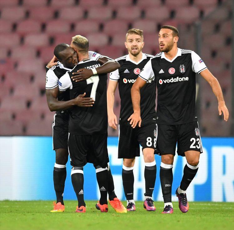 <p>ABOUBAKAR ŞAŞKINLIĞI<br />
<br />
İtalyan spor gazetesi iç sayfalarda ise "Napoli’de kara gece. Aboubakar’ın ofasayttan attığı golle Beşiktaş, galibiyete imza attı" ifadelerine yer verdi. Maçın en iyi oyuncusu olarak 8 puan veren gazete, uzun süren durgunluk döneminin ardından Kamerunlu golcünün herkesi şaşkınlığa uğrattığı değerlendirmesinde bulundu.</p>