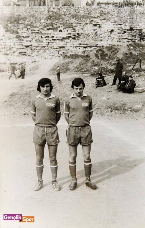 <p>Milli futbolcunun babası Adnan Bey de, (sağda) tıpkı oğlu gibi yıllarca futbol oynamış. Karşılaşmalarda sol açık mevkiinde mücadele eden baba Adnan Bey, Arda’nın da futbola başladığı Bayrampaşa Altıntepsispor takımında uzun yıllar forma giymiş.</p>
<p> </p>