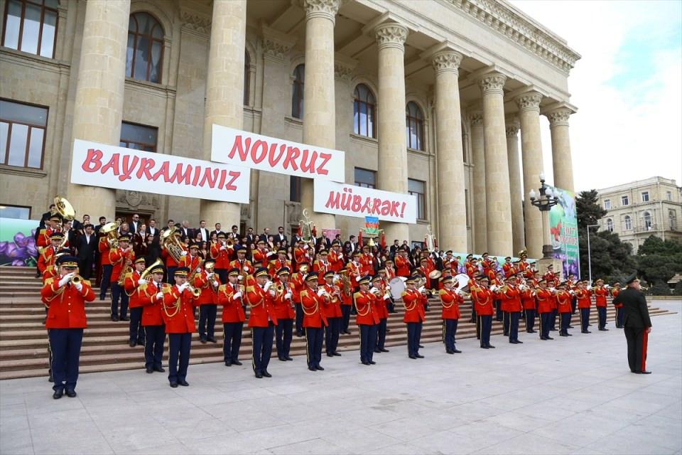 <p>Başkent Bakü'de, tarihi İçerişehir'deki Kız Kalesi önünde başlayan kutlamalar kapsamında yöresel kıyafetli sanatçılar, Nevruz Bayramı'nın simge karakterleri Köse ve Keçel, geleneksel spor dalları temsilcileri gösteri yaptı.</p>
