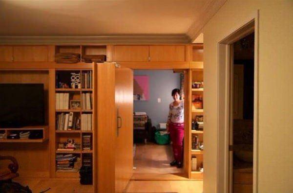 <p>Kitaplığın arkasındaki gizli odanın kapısını açabilmesi için Shel Silverstein'in yazdığı "A Light in the Attic" adlı kitabı çekmesi yeterli.</p>
<p> </p>
<p> </p>