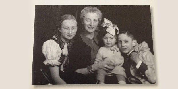 <p>Macar elbisesiyle Semahat Koç, dadı Frau Schwartz, bebek kızkardeşleri Sevgi Koç ve Tirol kıyafetiyle Rahmi Koç. Ankara, 1939.</p>
<p> </p>