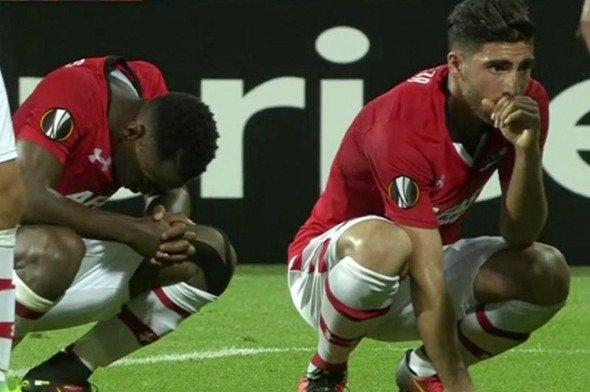 <p>Sağlık ekibinin 4 dakika süren müdahalesinin ardından kendisine gelen Belçikalı futbolcu, saha kenarına alındı.</p>
