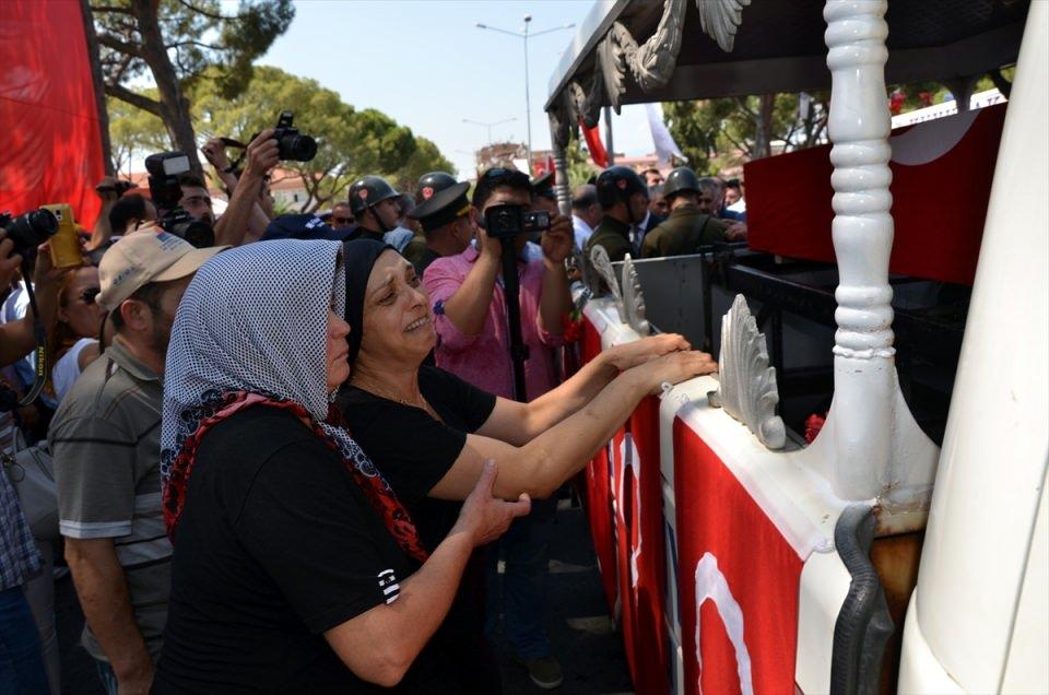 <p>Hakkari'nin Çukurca ilçesinde terör örgütü PKK mensuplarına yönelik sürdürülen operasyonda şehit düşen Astsubay Bahri Uçuş, memleketi Aydın'ın Kuyucak ilçesinde toprağa verildi.</p>
