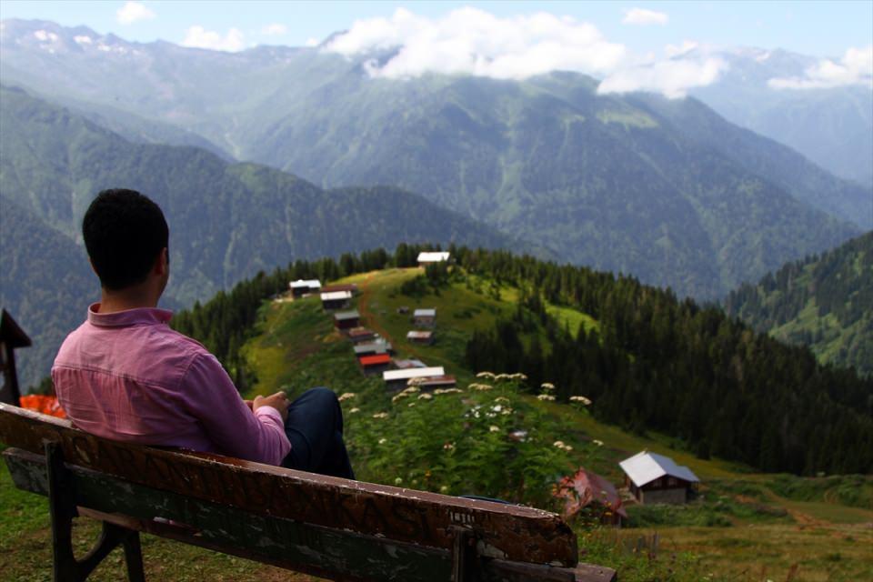 <p>Yaylaya ulaşımın zor olmasının, güzelliğine değer kattığını ifade eden Gölbaşı, "Yayla yolunun stabilize olması ve yüksek rakımdan dolayı her araçla buraya gelinemiyor. Buraya gelmek isteyen kişinin arazi aracı olması gerek. </p>
