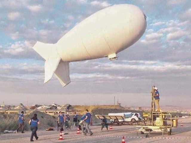 <p>ürkiye, Suriye sınır hattında ve karakollarda İnsansız Balonlu gözetleme sistemleri kullanmaya hazırlanıyor. Savunma Sanayi Araştırmacısı Turan Oguz tarafından paylaşılan bilgilerde ASELSAN 'Su Damlası' ve 'Küresel' olmak üzere iki çeşit üretecek. Büyüklüklerine göre ikiden fazla model olması bekleniyor.</p>
