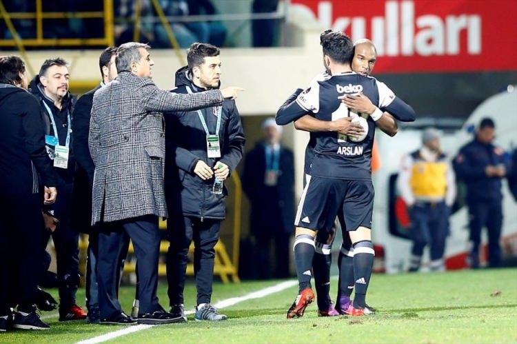 <p><strong>BAŞARI SADECE TERİM'İN DEĞİLDİR</strong></p>

<p>A Milli Takım'ın EURO2016'ya katılmasını değerlendiren Güneş,"Milli takımın başarısı sadece Fatih Terim'in değil. Bu benim de başarım, diğer teknik adamların ve oyuncuların başarısı. Eğer oyuncu takımında çok kötü ise Fatih Terim ne yapacak. Benim şu an yönettiğim takımda da Bilic ve Samet Aybaba'nın payı var"</p>
