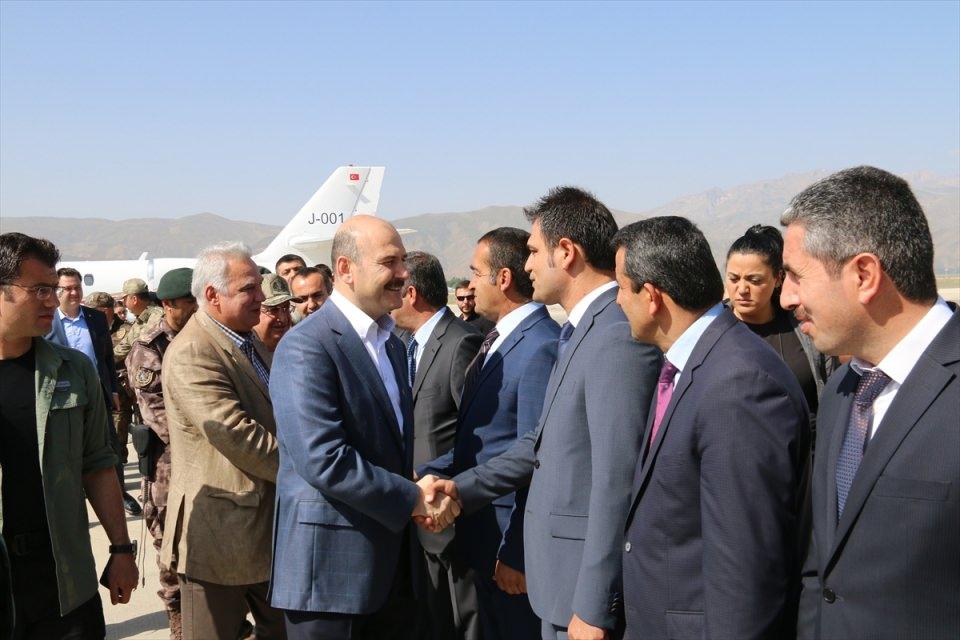<p><strong>"Yolun bitmesi terör örgütünün bağını kesecek"</strong></p>

<p>Bölgeye geliş sebeplerinden birinin sürdürülen yol çalışmasını yerinde incelemek olduğunu dile getiren Soylu, sözlerini şöyle sürdürdü:</p>

