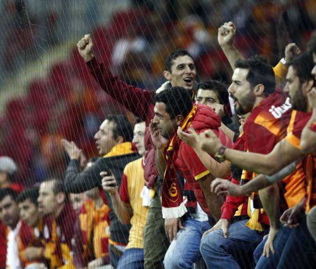 <p>Seven sevdiğine Sneijder'i anlatsın</p>