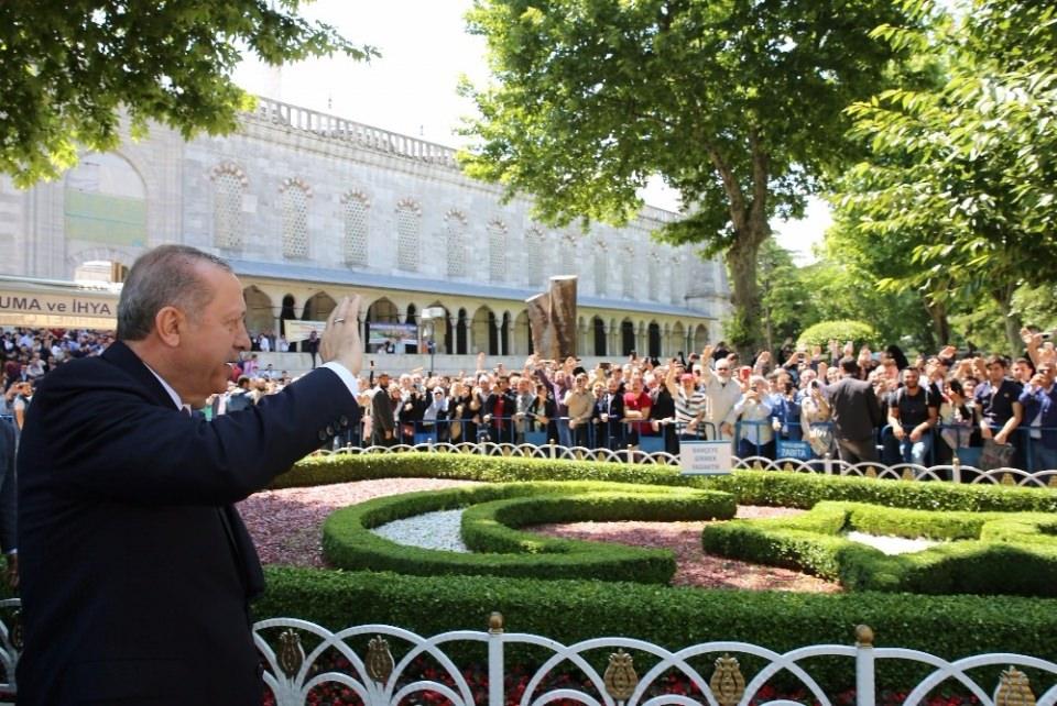 <p>Cumhurbaşkanı Recep Tayyip Erdoğan, cuma namazını Sultanahmet Camii’nde kıldı. Erdoğan, namazın ardından vatandaşlarla sohbet etti. </p>

<p> </p>
