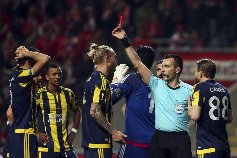 <p>Adeta bir hakem katliamının yaşandığı maçta Fenerbahçe, Braga'ya 4-1'lik skorla kaybetti, Avrupa Ligi'ne veda etti. Hırvat hakem Ivan Bebek ise 'kararlı' çıktığı maçta Fenerbahçe'yi dağıtan isim oldu.</p>
<p> </p>