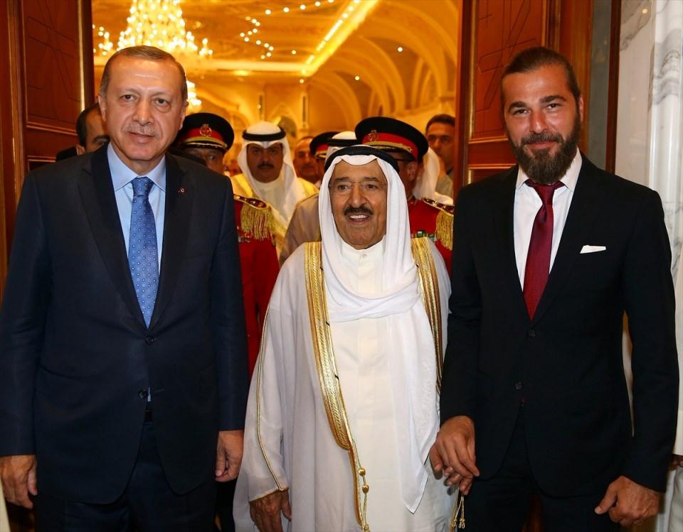 <p>Cumhurbaşkanı Recep Tayyip Erdoğan, Kuveyt'teki temaslarını tamamlayarak, Kuveyt'ten ayrıldı. Cumhurbaşkanı Erdoğan'ı, Kuveyt Uluslararası Havalimanı Emirlik Terminali'nden Kuveyt Emiri Şeyh Sabah Ahmed Cabir el Sabah (ortada) uğurladı. Uğurlamada Oyuncu Engin Altan Düzyatan (sağda) da yeraldı.</p>
