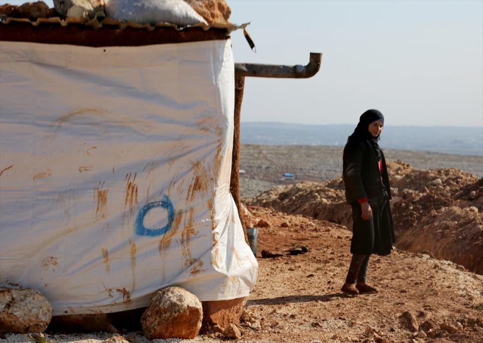 <p>Suriye'nin kuzeyindeki Halep'te 22 Aralık'ta tamamlanan tahliyeler sırasında kentten ayrılan 300 aile İdlib'in Kamune b&ouml;lgesinde kurulan &ccedil;adır kentlere sığındı.&nbsp;</p>
