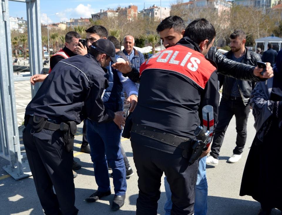<p>Vatandaşlar, güvenlik noktalarından arama yapılarak geçiş yaptılar.</p>