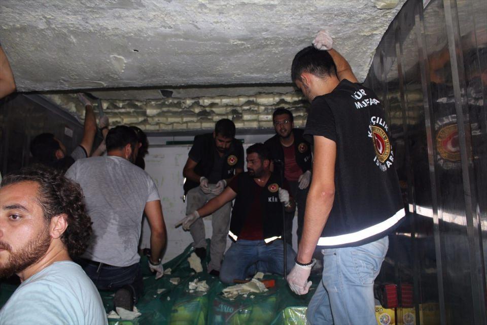 <p>Konteynerin tavanının açılmasıyla, tavana gizlenmiş vaziyette plastik ambalajlı paketler olduğu görüldü. </p>