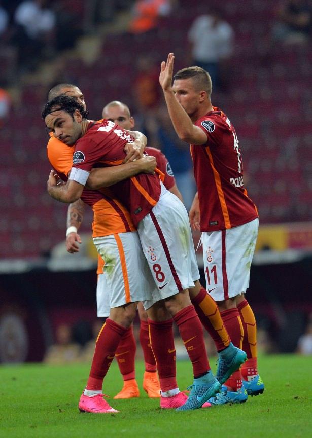 <p>GOOOLLL!!! Aurelien Chedjou'nun pasıyla sağ kanatta topla buluşan Sabri Sarıoğlu'nun ceza alanına gönderdiği sert ortaya ön direkte Selçuk İnan kafa vuruşunu yapıyor. Kaleci Ahmet Şahin'in müdahalesi yetersiz kalınca top ağlarla buluşuyor. Bu golle durum şimdi 1-1.</p>
