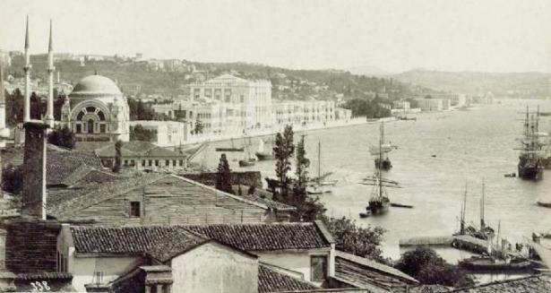 <p>Dolmabahçe (1900'lü yıllar. Sebah&Joaillier)</p>
