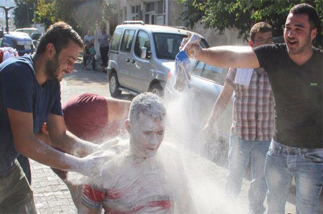 <p>Eziyet bununla da kalmadı. Damat ve sağdıcı, bu halde sokak ortasında davul zurna eşliğinde göbek attı. İlginç damat tıraşı izleyenleri gülmekten kırdı geçirdi.</p>

<p> </p>

<ul>
</ul>

<ul>
</ul>
