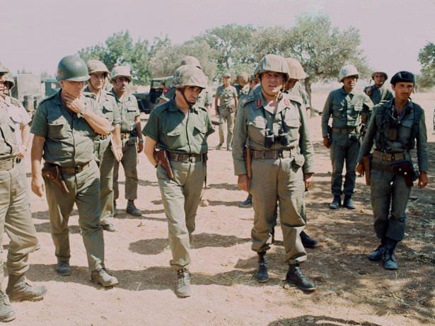 <p>Korgeneral Nurettin Ersin, 28.Tümen Komutanı Tümgeneral Osman Fazıl Polat ve Kolordu Kurmay Başkanı Kur.Alb.Mahmut Boğuşlu ile</p>
<p> </p>