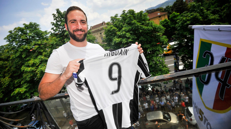 <p><strong>4- Gonzalo Higuain</strong><br />
<br />
Napoli - Juventus<br />
<br />
2016<br />
<br />
90 m €</p>