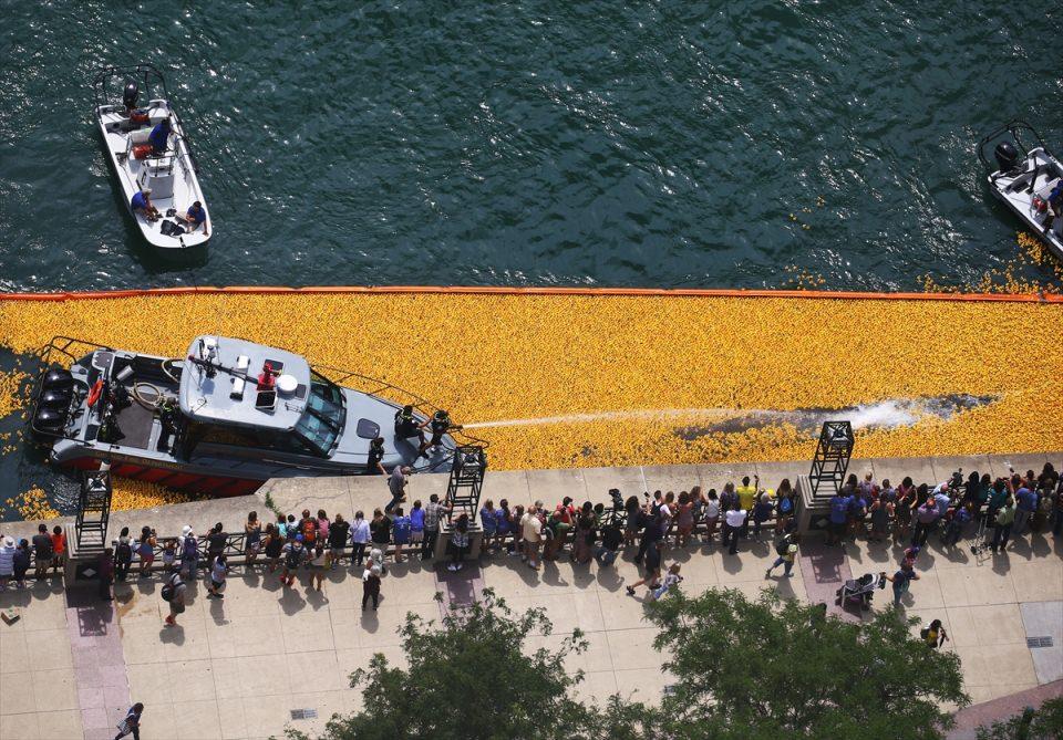 <p>ABD’nin Chicago kentinde bu yıl 12’ncisi düzenlenen plastik ördek yarışı renkli görüntülere sahne oldu.</p>

<p> </p>
